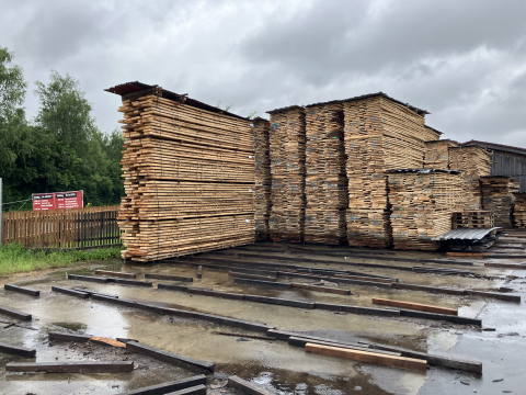 Das Schnittholz wird in der Regel zuerst an der Luft getrocknet. Danach wird die Holzfeuchte in Trockenkammern noch weiter reduziert.